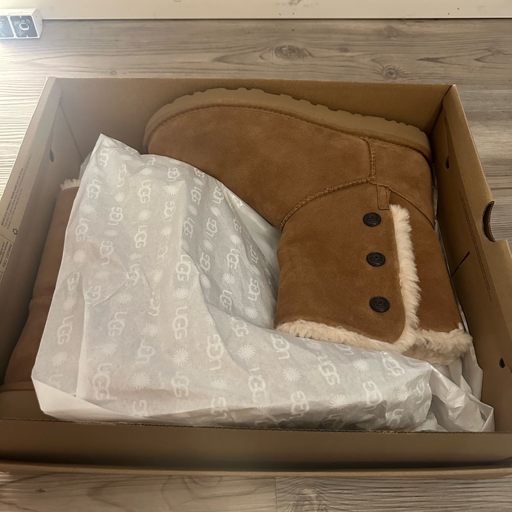 UGG Bailey Snaps Boots brand new in box size 9